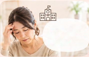 額に手を当ててうつむく女性